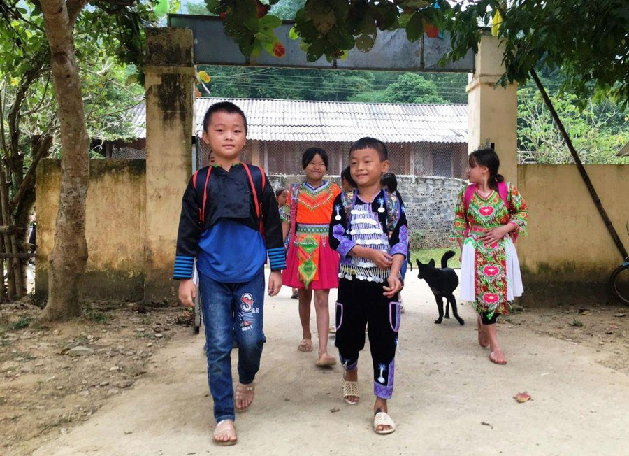 Học sinh người Mông đến lớp.