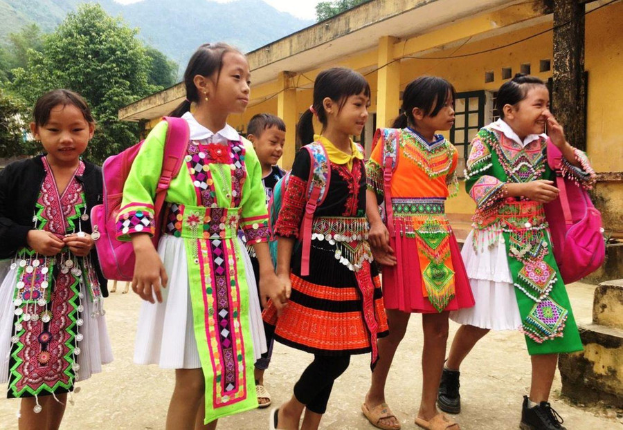 Học sinh nữ ở điểm trường Suối Tôn.