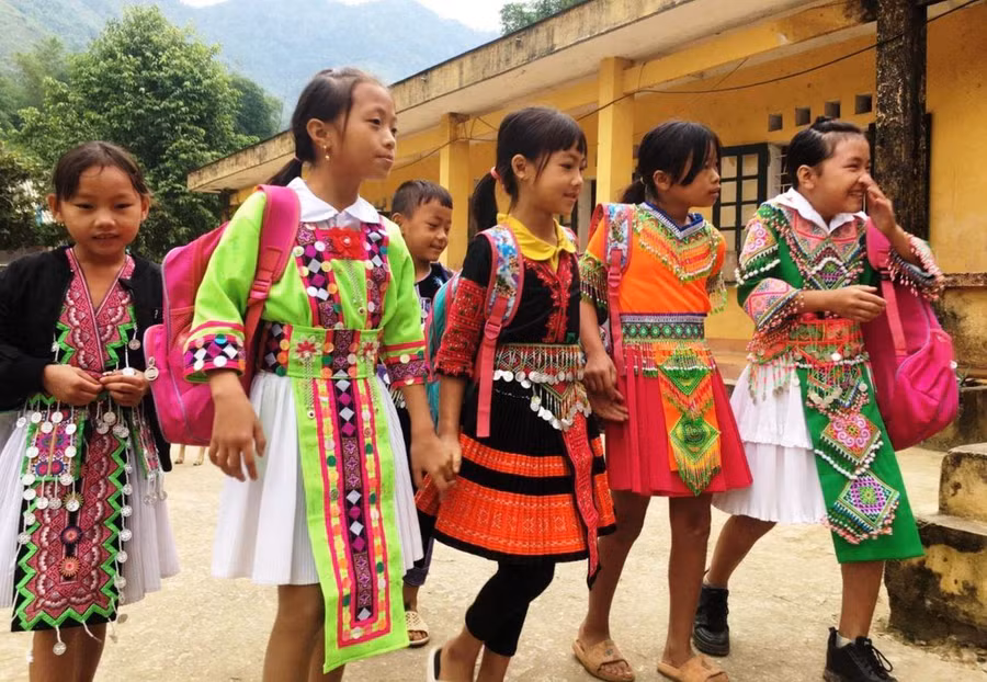 Học sinh nữ ở điểm trường Suối Tôn.