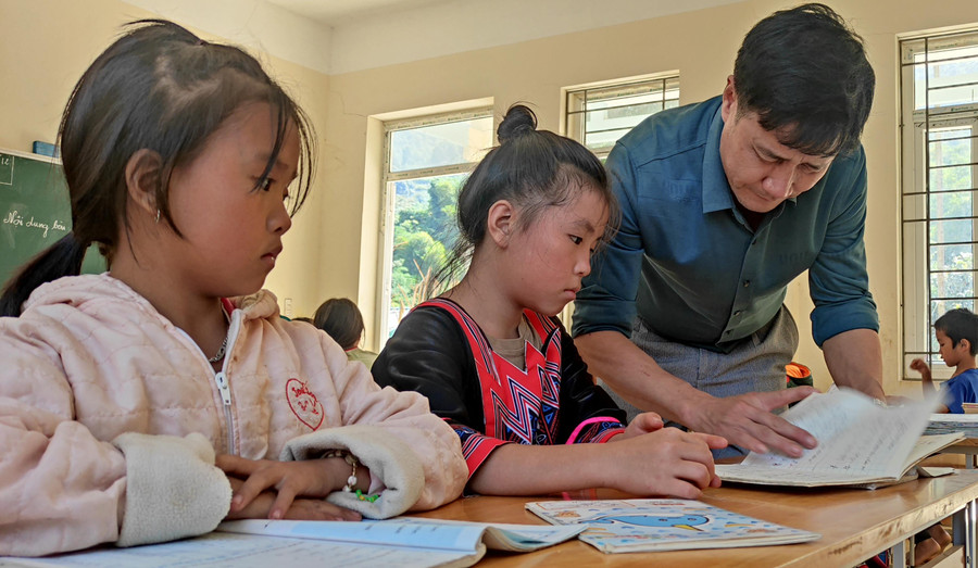 Thầy Hàn Thế Vượng – Hiệu trưởng Trường Tiểu học Phú Sơn ân cần bên học sinh.