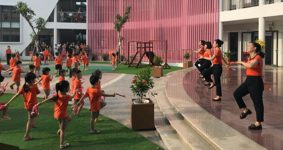 Thể dục đầu giờ của các bé ở Trường Mầm non Tuổi Thơ, quận Hoàng Mai, Hà Nội. Ảnh: TG