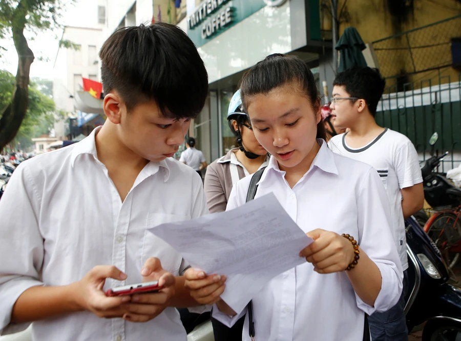 Hưng Yên: Thí sinh làm bài thi tổng hợp trong kỳ thi vào 10