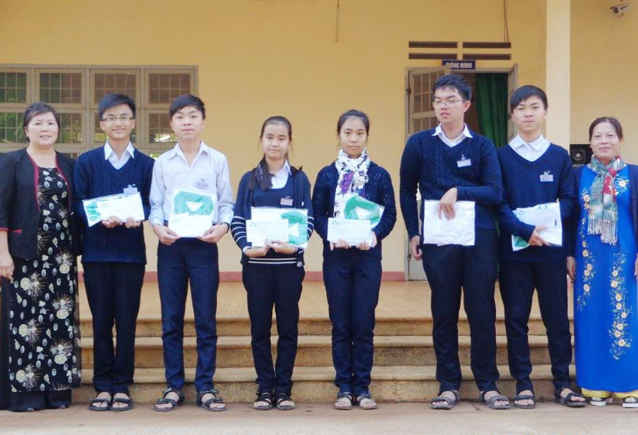 Trường THCS Hiệp Thạnh - Đức Trọng phát quà và phần thưởng của Diễn đàn Vật Lý giáo dục Lâm Đồng cho các học sinh giỏi Vật lí của trường năm học 2015-2016 Trường THCS Hiệp Thạnh - Đức Trọng phát quà và phần thưởng của Diễn đàn Vật Lý giáo dục Lâm Đồng cho các học sinh giỏi Vật lí của trường năm học 2015-2016