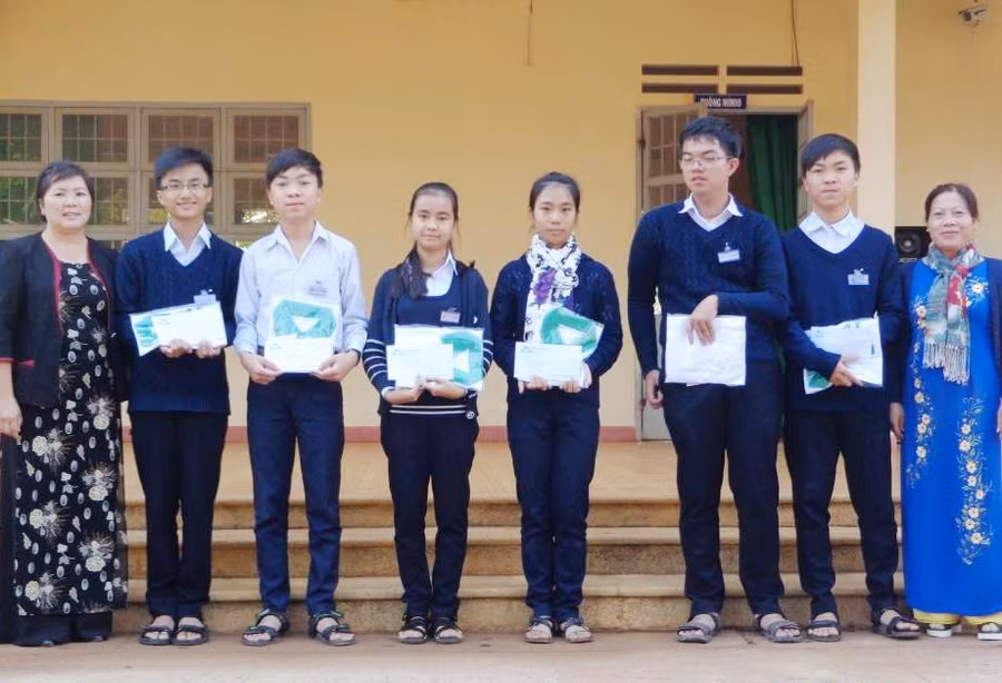 Trường THCS Hiệp Thạnh - Đức Trọng phát quà và phần thưởng của Diễn đàn Vật Lý giáo dục Lâm Đồng cho các học sinh giỏi Vật lí của trường năm học 2015-2016