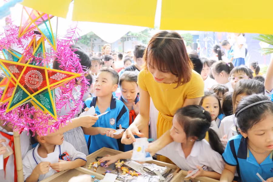 Kết thúc phần lễ hội, học sinh có cơ hội khám phá tại các gian hàng Trung thu truyền thống. Các em nhỏ sẽ sử dụng những thẻ giấy được thiết kế riêng cho chương trình trong quá trình trao đổi, mua bán tại các gian hàng hội chợ.