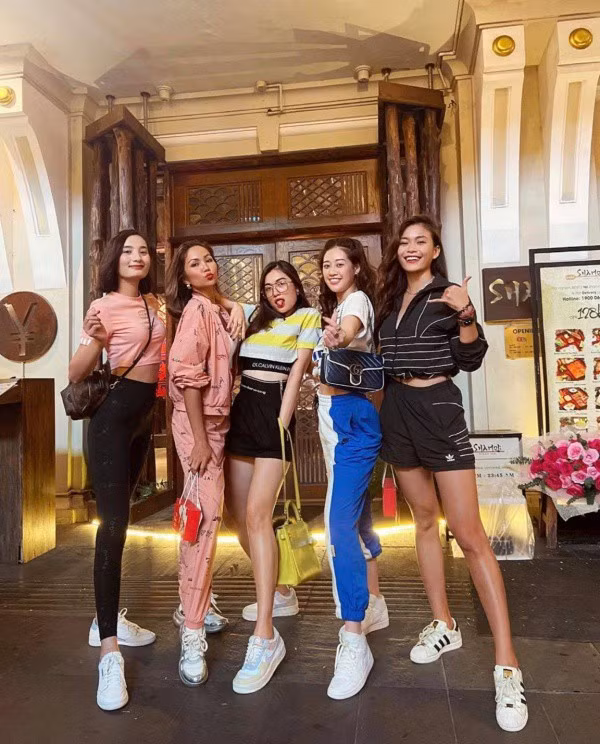 Hội bạn thân toàn những chân dài đình đám trong showbiz Việt, độ đẹp đều của Hoa hậu H"Hen Niê, Hoa hậu Khánh Vân, Á hậu Lệ Hằng, Á hậu Mâu Thủy và người mẫu Lê Thúy làm dân tình đứng hình vài giây.