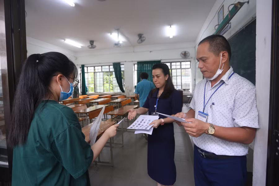 Cán bộ coi đối chiếu các thông tin khi gọi thí sinh vào phòng thi.