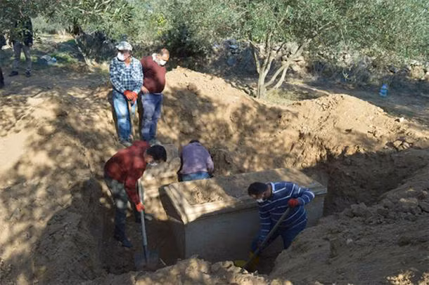 Theo dõi tội phạm, phát hiện mộ cổ 2.300 năm và kho báu gây choáng váng - Ảnh 2.
