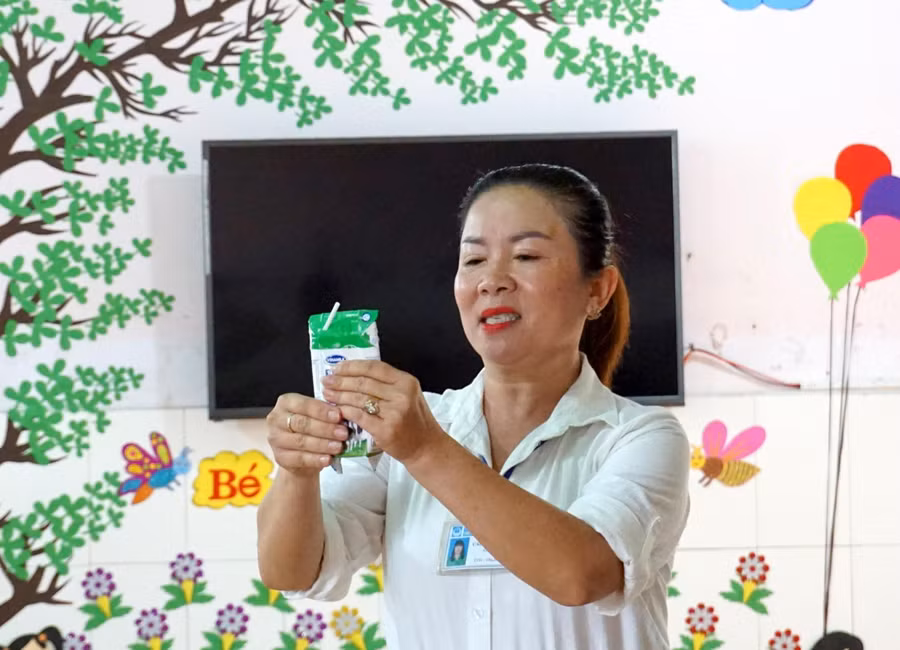 Giáo viên đã được tham gia tập huấn kỹ càng để tổ chức cho học sinh uống sữa