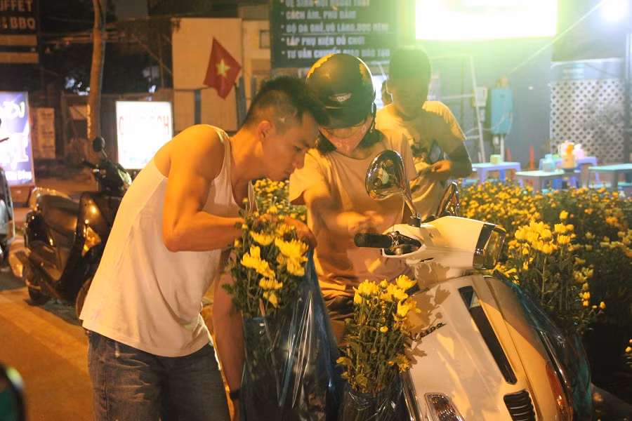 Khách hàng ghé mua hoa tối 30 Tết