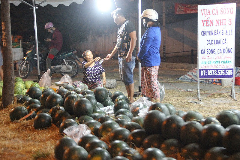 Dưa hấu 7000 đồng/1kg vẫn còn chờ khách tới mua