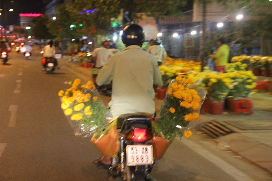 Một cặp cúc ngày 26 Tết giá tầm 250 ngàn đồng nay còn khoảng 80.000 đồng-100.000 đồng