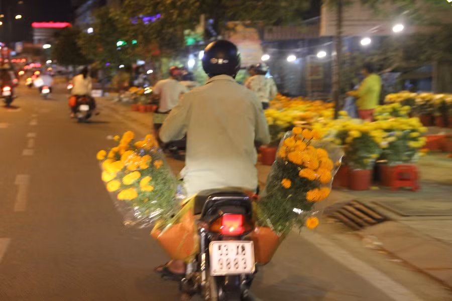 Một cặp cúc ngày 26 Tết giá tầm 250 ngàn đồng nay còn khoảng 80.000 đồng-100.000 đồng