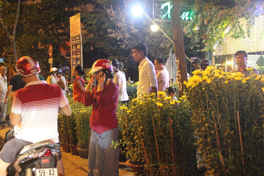 Nhiều người ghé vào các điểm bán hoa ven đường để mua
