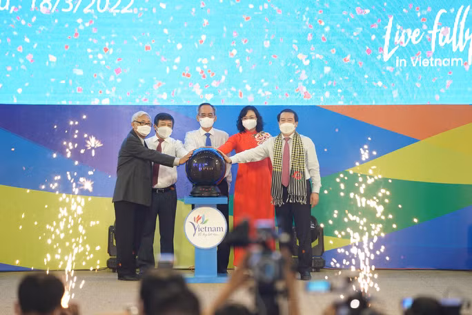 Lãnh đạo các địa phương thực hiện nghi thức khởi động lại du lịch trong điều kiện bình thường mới.