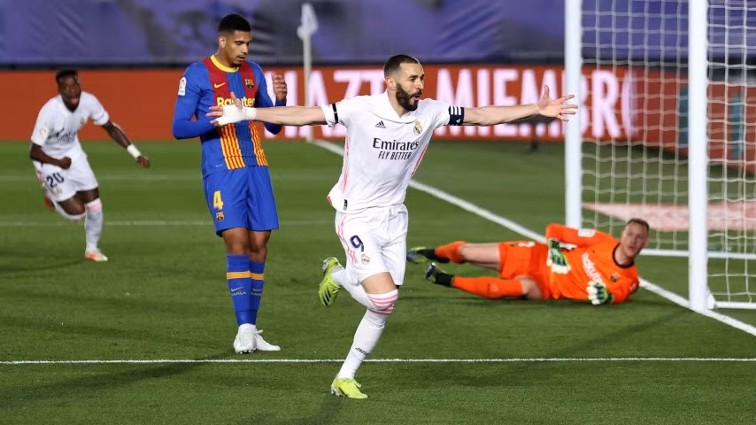 Karim Benzema ăn mừng bàn thắng trong trận Real Madrid 2-1 Barca ngày 11/4.