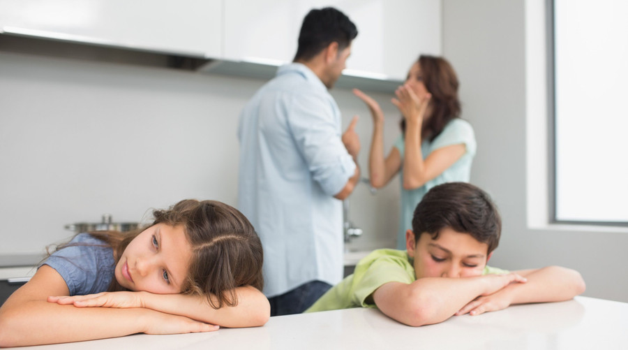 Trẻ có xu hướng coi việc cãi vã, bạo lực là bình thường, nếu cha mẹ thường xuyên làm vậy trước mặt con. Ảnh minh họa. Trẻ có xu hướng coi việc cãi vã, bạo lực là bình thường, nếu cha mẹ thường xuyên làm vậy trước mặt con. Ảnh minh họa.