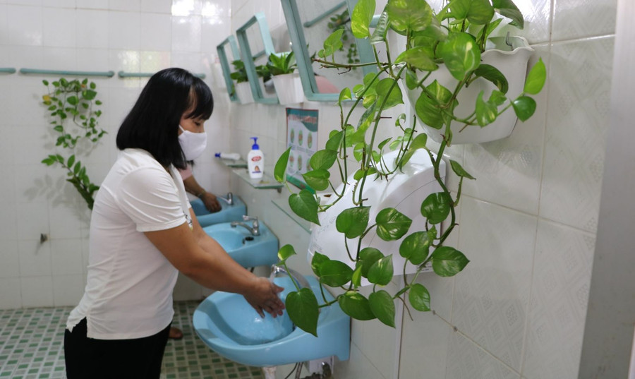 Nhà vệ sinh tại Trường Tiểu học Bạch Đằng (TX Tân Uyên – tỉnh Bình Dương). Ảnh: INT