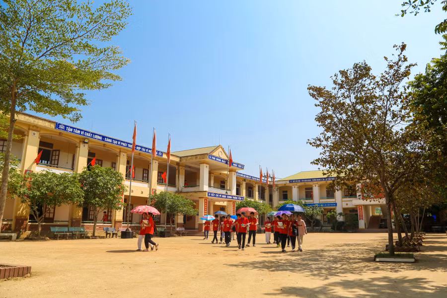 Thời tiết ở Nghệ An những ngày qua nhiều nơi nắng nóng trên 40 độ, mang đến nhiều vất vả cho học sinh cuối cấp ôn thi.