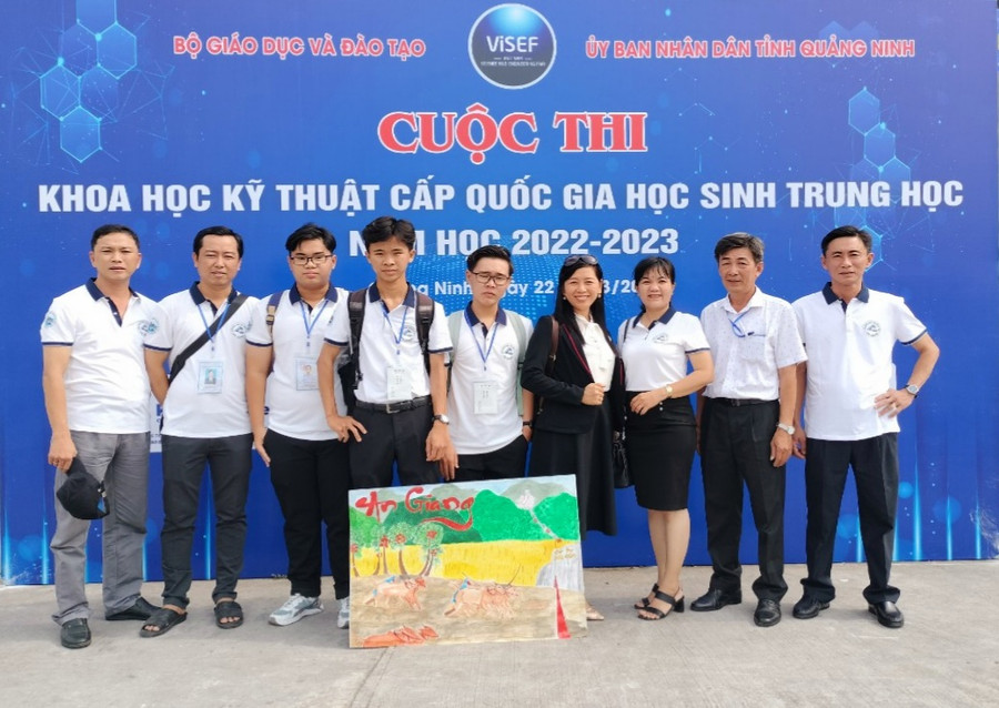 Nhóm học sinh La Thế Trân và Trần Nhựt Hào (Trường THPT Nguyễn Khuyến, huyện Thoại Sơn) đoạt giải Nhất; Quách Hải Thọ (Trường THPT Nguyễn Sinh Sắc, TX. Tân Châu, tỉnh An Giang) đoạt giải Nhì cuộc thi.