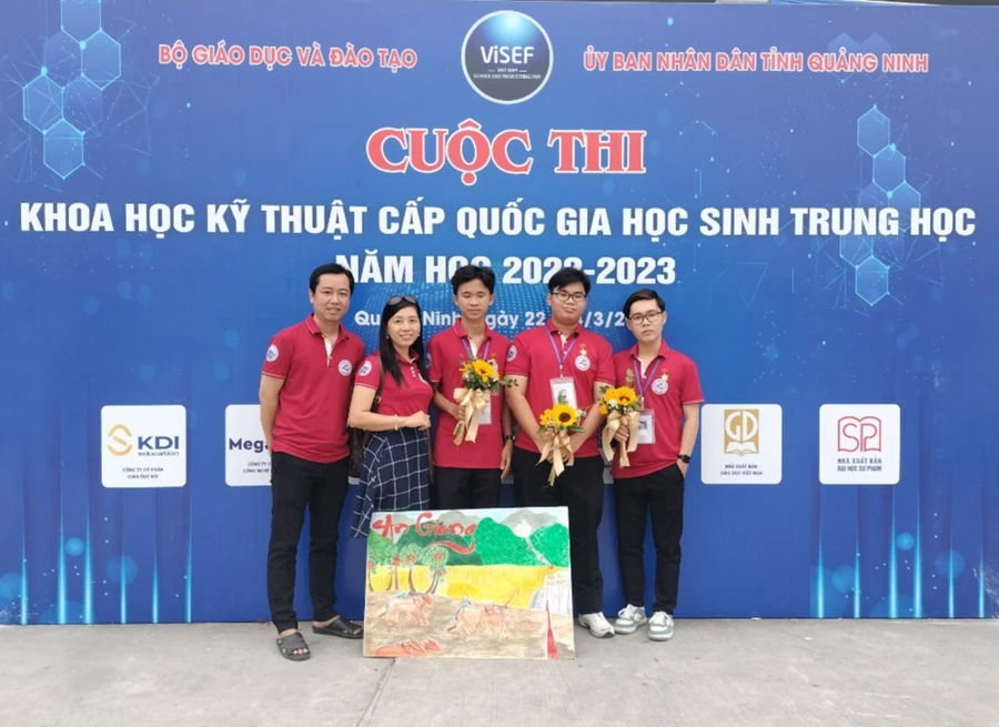 Giáo viên hướng dẫn và học sinh An Giang đoạt giải Nhất, giải Nhì Cuộc thi KHKT năm học 2022 - 2023. 