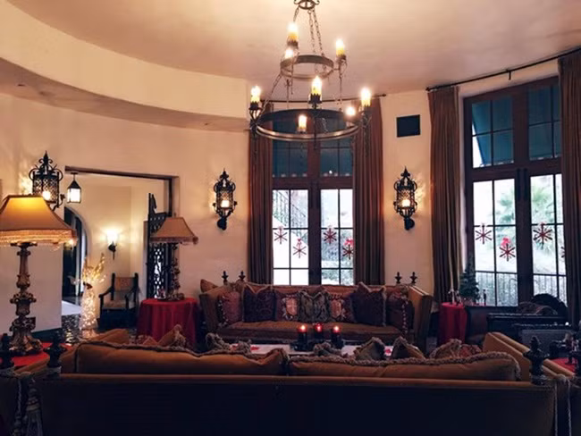 Nội thất đèn, tranh, sofa và các đồ dùng bài trí đều mang hơi hướng hoài cổ, quý tộc