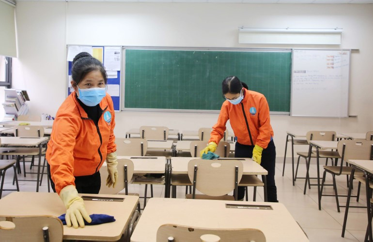 Các Sở GD&ĐT chỉ đạo các cơ sở GD thực hiện công tác vệ sinh, tẩy trùng trường lớp học, chuẩn bị sẵn sàng các điều kiện tốt nhất đón học sinh trở lại học tập. Ảnh: Thế Quang