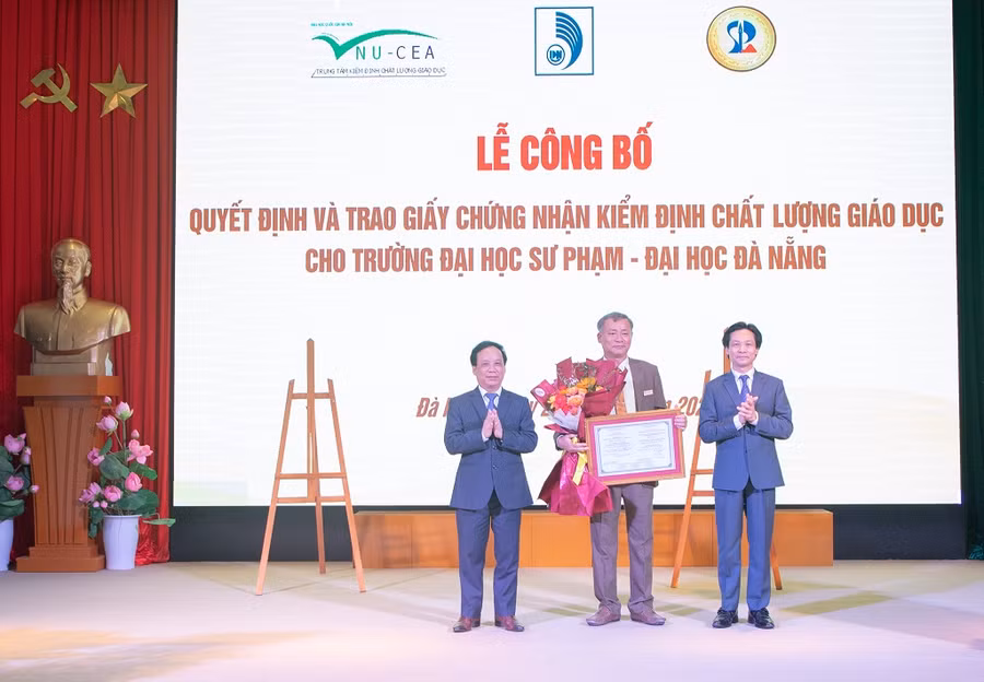 Đại diện lãnh đạo VNU-CEA và Giám đốc ĐH Đà Nẵng trao Quyết định công nhận đạt tiêu chuẩn chất lượng giáo dục cho Trường ĐH Kinh tế.
