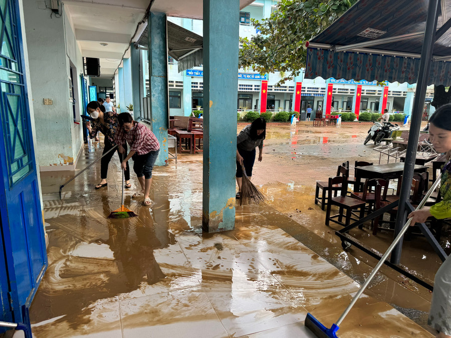 Một lớp bùn non dày còn đọng lại tại các phòng học và sân trường Trường Tiểu học Hồng Quang sau khi nước rút đi. Một lớp bùn non dày còn đọng lại tại các phòng học và sân trường Trường Tiểu học Hồng Quang sau khi nước rút đi.