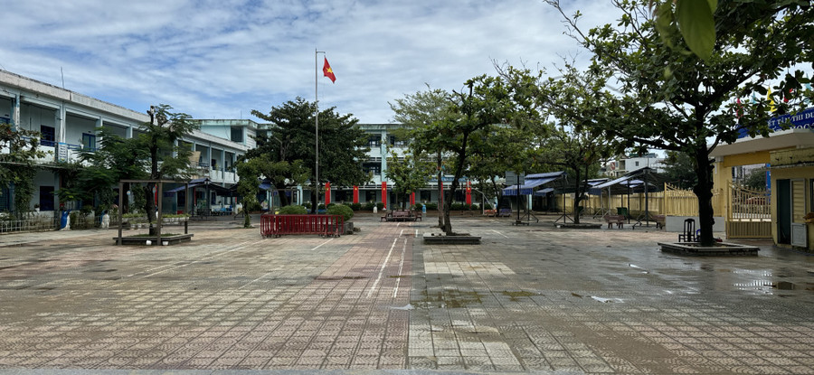 Ngày 9/11, học sinh Trường Tiểu học Hồng Quang sẽ đến trường trở lại sau 1 ngày nghỉ để thầy cô tập trung dọn dẹp vệ sinh. Ngày 9/11, học sinh Trường Tiểu học Hồng Quang sẽ đến trường trở lại sau 1 ngày nghỉ để thầy cô tập trung dọn dẹp vệ sinh.