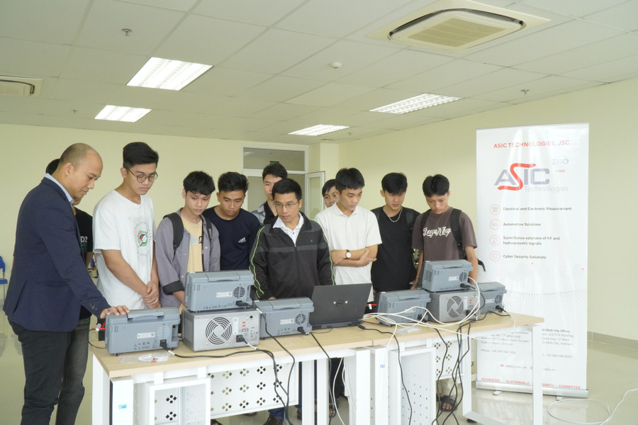 Bộ thiết bị được hỗ trợ từ Tập đoàn Keysight và ASIC Technologies hỗ trợ cho công tác đào tạo nhân lực ngành công nghệ tại Trường ĐH Bách khoa, ĐH Đà Nẵng.