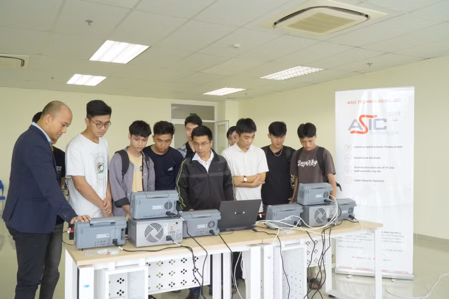 Bộ thiết bị được hỗ trợ từ Tập đoàn Keysight và ASIC Technologies hỗ trợ cho công tác đào tạo nhân lực ngành công nghệ tại Trường ĐH Bách khoa, ĐH Đà Nẵng.