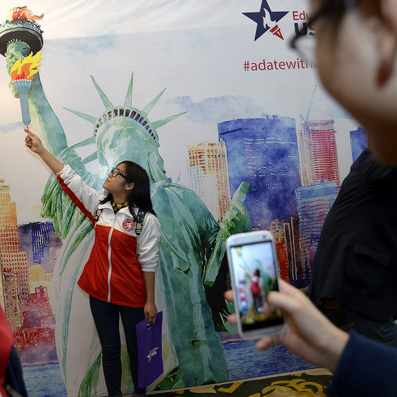 Một người tham dự sự kiện về du học Hoa Kỳ chụp ảnh tại sự kiện