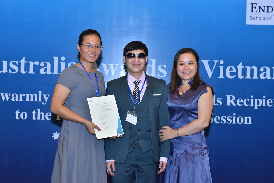 Huỳnh Hữu Cảnh hạnh phúc bên người thân trước khi lên đường du học Australia Huỳnh Hữu Cảnh hạnh phúc bên người thân trước khi lên đường du học Australia