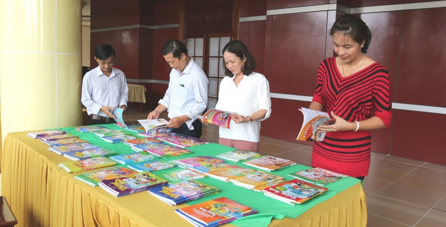 Cán bộ, giáo viên tỉnh Tiền Giang nghiên cứu SGK môn Tiếng Anh. Ảnh: Quốc Ngữ Cán bộ, giáo viên tỉnh Tiền Giang nghiên cứu SGK môn Tiếng Anh. Ảnh: Quốc Ngữ