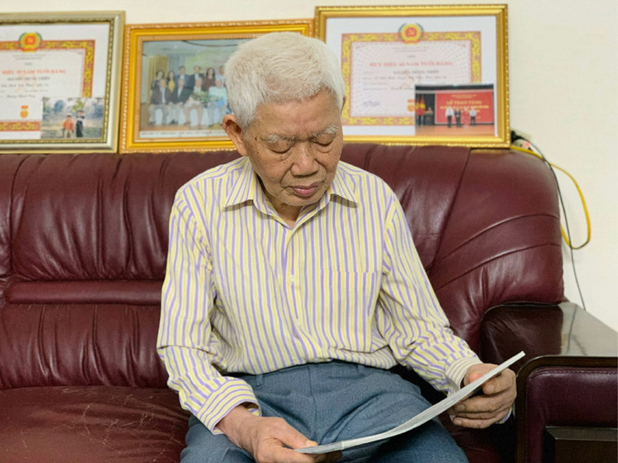 Ông Nguyễn Trung Thiếp hồi tưởng về thời bình dân học vụ. Ảnh: Vân Anh Ông Nguyễn Trung Thiếp hồi tưởng về thời bình dân học vụ. Ảnh: Vân Anh