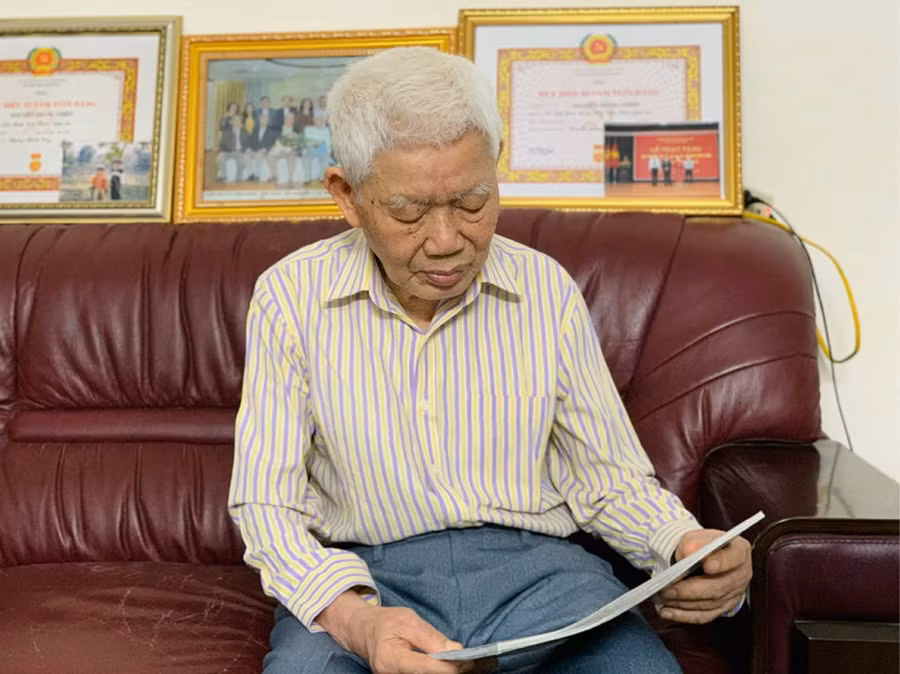 Ông Nguyễn Trung Thiếp hồi tưởng về thời bình dân học vụ. Ảnh: Vân Anh