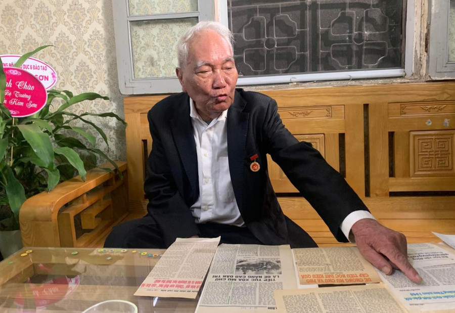 Ông Nguyễn Thìn Xuân cùng những kỉ vật thời bình dân học vụ. Ảnh: Vân Anh Ông Nguyễn Thìn Xuân cùng những kỉ vật thời bình dân học vụ. Ảnh: Vân Anh