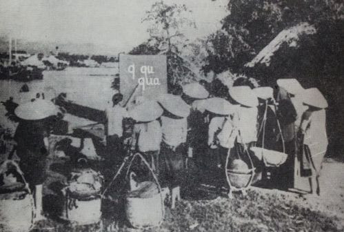 Người dân đứng ngay tại bến đò, bến sông để học chữ. Ảnh tư liệu