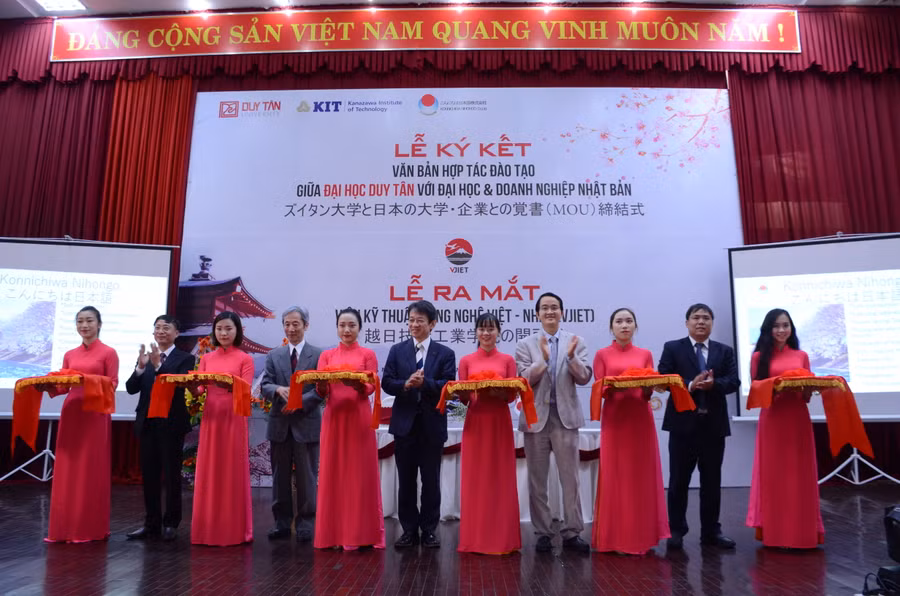 Đại diện ĐH Duy Tân và ĐH Công nghệ Kanazawa, Nhật Bản cắt băng khai trương Viện Kỹ thuật Công nghệ Việt Nhật (VJIET)