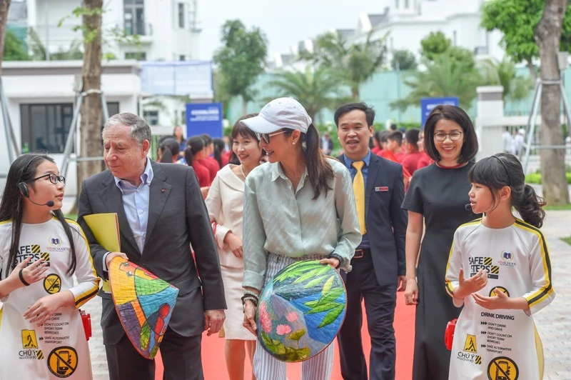 Ngôi sao Hollywood Dương Tử Quỳnh cùng hơn 500 phụ huynh và học sinh Vinschool tham gia “Đại sứ nhỏ Vinschool – Giao thông an toàn, cứu ngàn sinh mạng”.