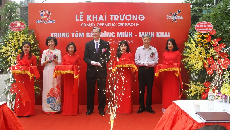 Cắt băng khánh thành Trung tâm Bé Thông minh