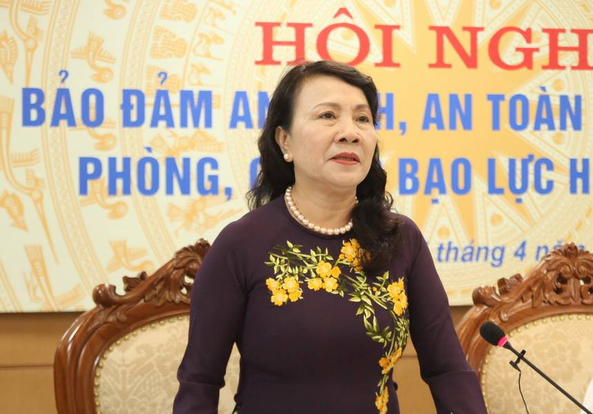 Thứ trưởng Bộ GD&ĐT Nguyễn Thị Nghĩa phát biểu tại hội nghị