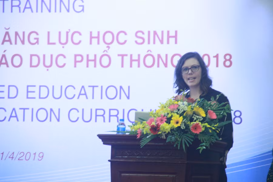 Chuyên gia đến từ trường ĐH Melbourne (Australia) tập huấn về phát triển năng lực cho 200 báo cáo viên nguồn