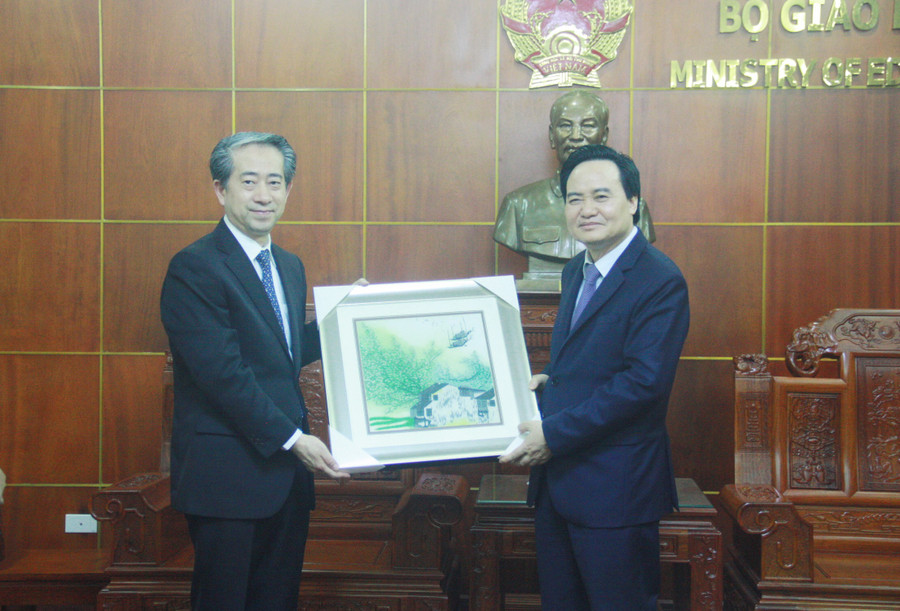 Đại sứ Hùng Ba tặng quà lưu niệm cho Bộ trưởng Bộ GD&ĐT Phùng Xuân Nhạ