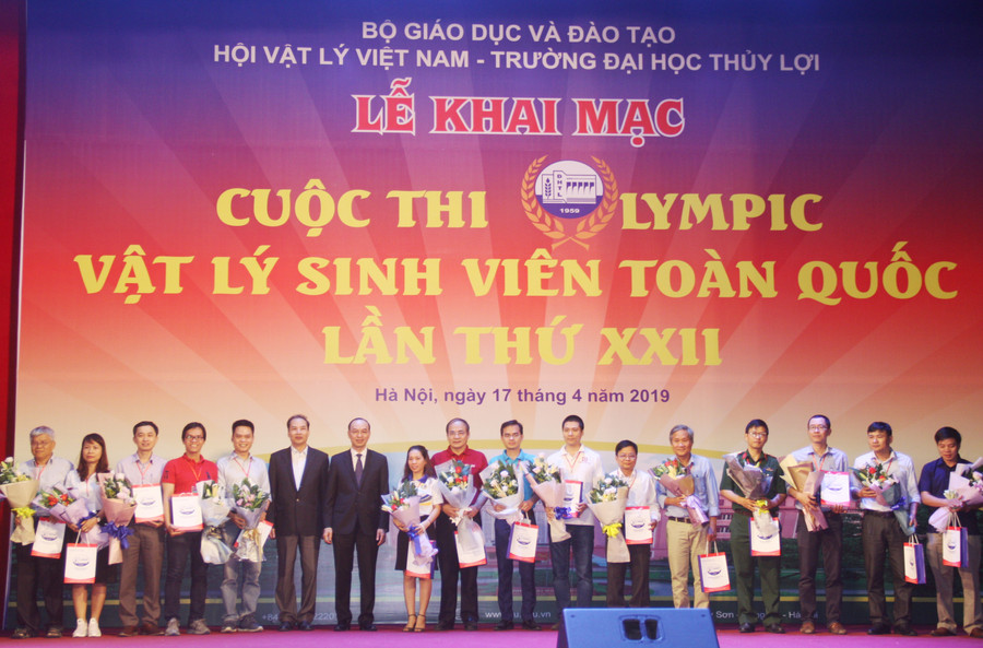Ban Tổ chức trao quà lưu niệm cho các đội dự thi