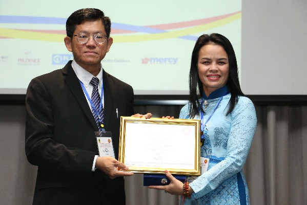 Bà Trần Thị Kim Huế - Hiệu trưởng Trường TH Phú Mậu, Phú Vang, Thừa Thiên - Huế nhận giải thưởng School Safety Champion Bà Trần Thị Kim Huế - Hiệu trưởng Trường TH Phú Mậu, Phú Vang, Thừa Thiên - Huế nhận giải thưởng School Safety Champion
