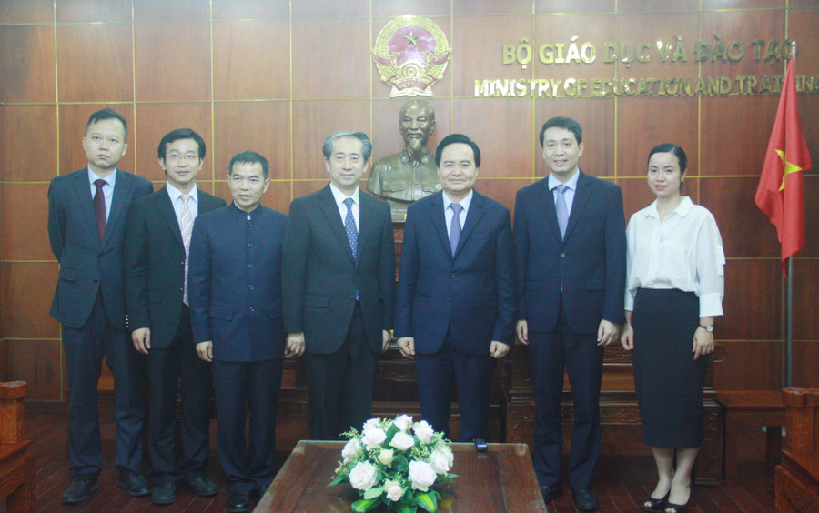 Bộ trưởng Bộ GD&ĐT Phùng Xuân Nhạ, Đại sứ Trung Quốc tại Việt Nam Hùng Ba cùng các thành viên trong đoàn tại buổi gặp mặt