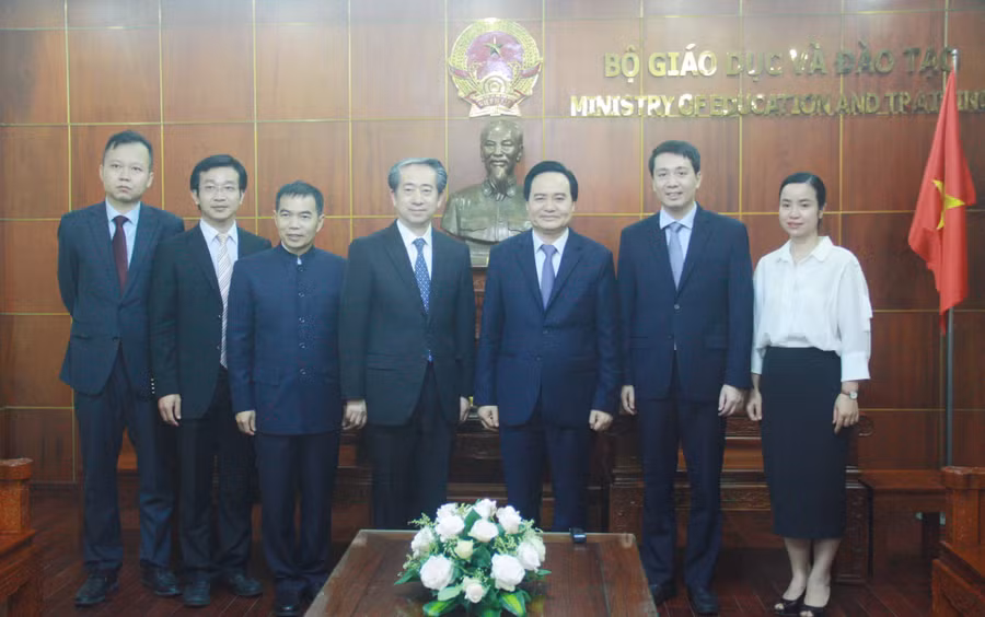 Bộ trưởng Bộ GD&ĐT Phùng Xuân Nhạ, Đại sứ Trung Quốc tại Việt Nam Hùng Ba cùng các thành viên trong đoàn tại buổi gặp mặt