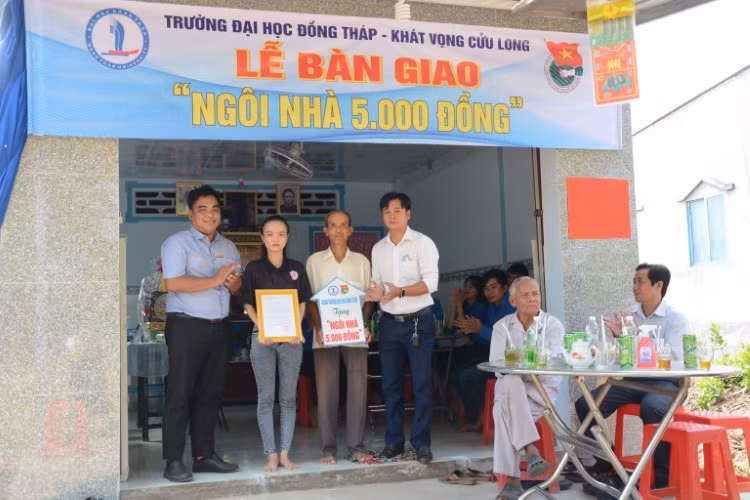 Trao “Ngôi nhà 5.000 đồng” cho SV Phạm Thị Hồng Nhung, lớp ĐH Giáo dục Mầm non, Trường ĐH Đồng Tháp.